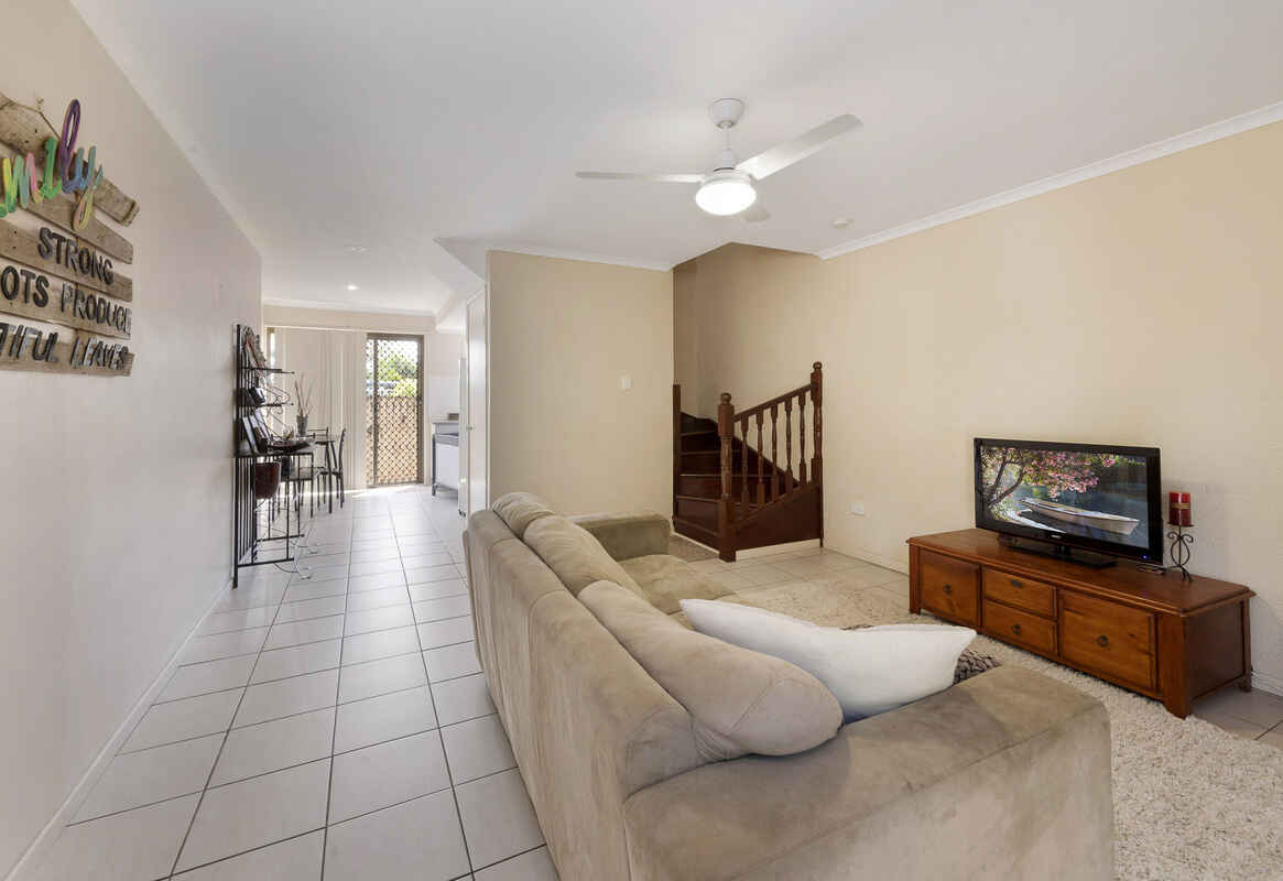SPACIOUS 3 BED TOWNHOUSE UNIT - CLOSE TO TOWN