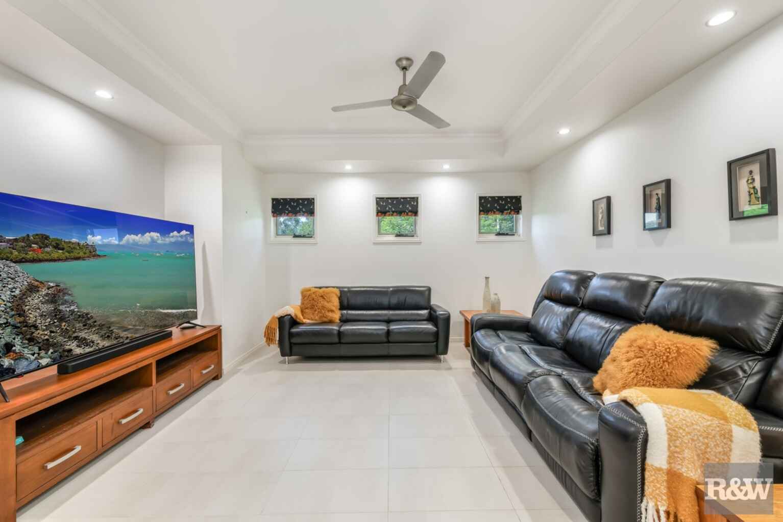 42 Kingfisher Crescent Moore Park Beach