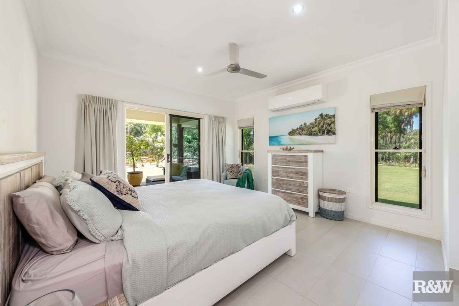 42 Kingfisher Crescent Moore Park Beach