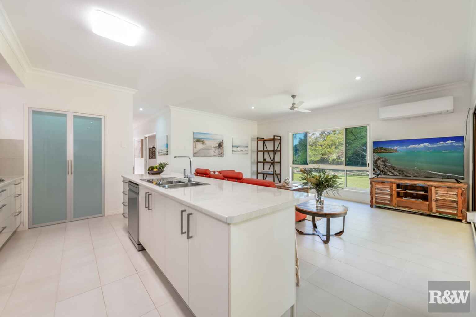 42 Kingfisher Crescent Moore Park Beach