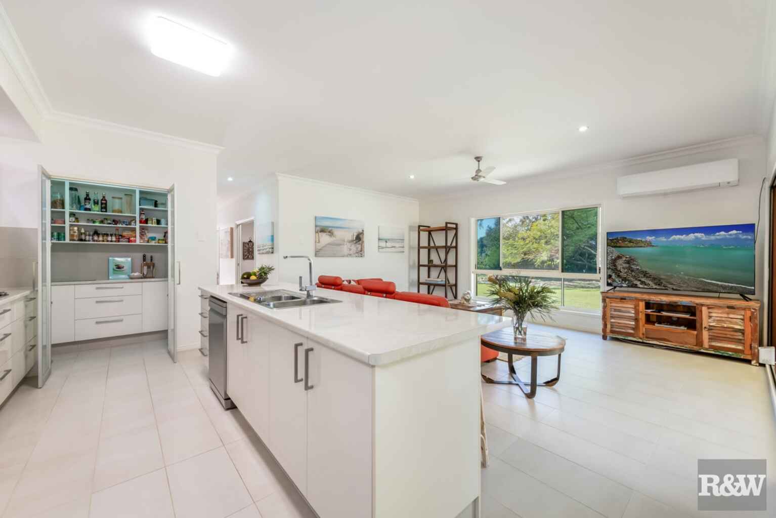 42 Kingfisher Crescent Moore Park Beach